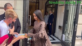 Cardi b signe autographe for fans #cardib #cardibmusic #paparazzi #cardibtypebeat #valentino #paris