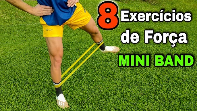 Alongamento de bola de futebol e mulher em treinamento de exercícios  físicos e exercícios no telhado com fones de ouvido de música jogador de  futebol e atleta se aquecem para podcast de