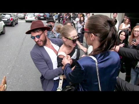Смотреть клип OFFICIAL VIDEO - FULL - Gigi Hadid gets attacked in Milan by a prankster and FURIOUSLY fights back онлайн бесплатно в качестве Смотреть клип OFFICIAL VIDEO - FULL - Gigi Hadid gets attacked in Milan by a prankster and FURIOUSLY fights back онлайн бесплатно в качестве