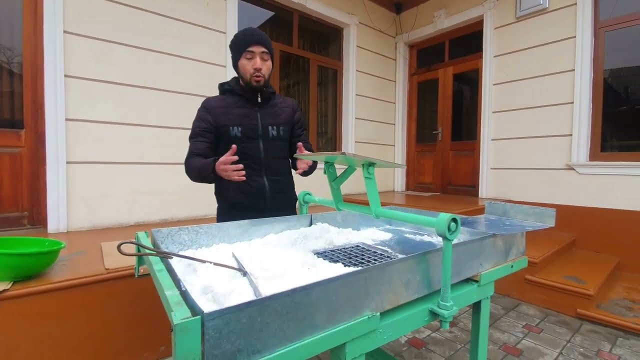 Er oshiqning spermasini yalaydi (onlayn porno tomosha) Qoriqchi mast mehmonni sikdi.