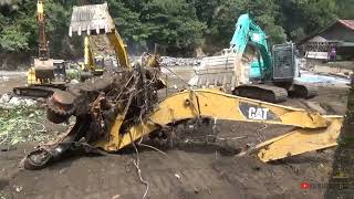 Evakuasi Alat Berat Excavator Korban Banjir Bandang