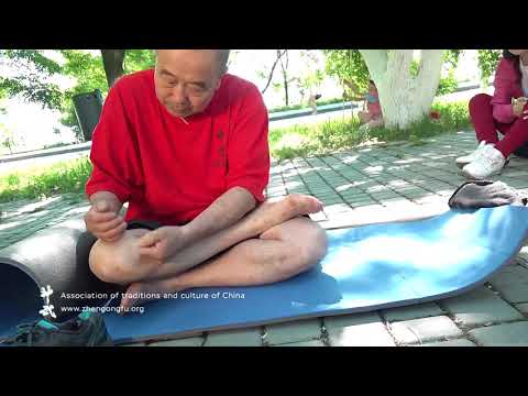 HEALTHY KNEES. Massage and acupuncture points. Mu Yuchun.