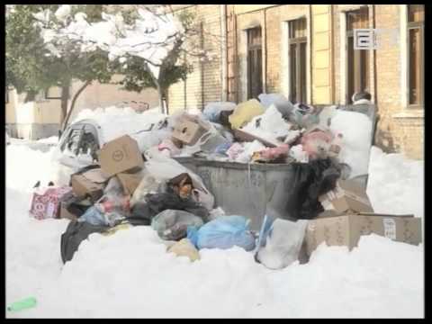 ბათუმის უმეტეს ქუჩაზე სანაგვე ურნები ისევ სავსეა