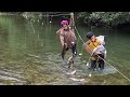 Trapping fish with earthworms, fishing using ancient methods, harvesting stream fish for sale.