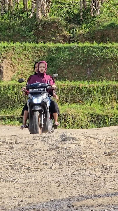 Teteh cantik tancap gas pake motor matic #youtube #girl #motor #fyp #viral #rural #village