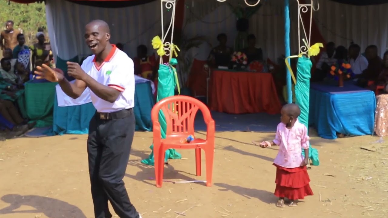 Huyo mtoto amemtajirisha baba, usipite bila kuangalia