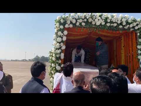 Raipur: मोतीलाल वोरा के पार्थिव शरीर को फूलों से सजी गाड़ी में रखने विकास उपाध्याय ने लगाया कंधा,