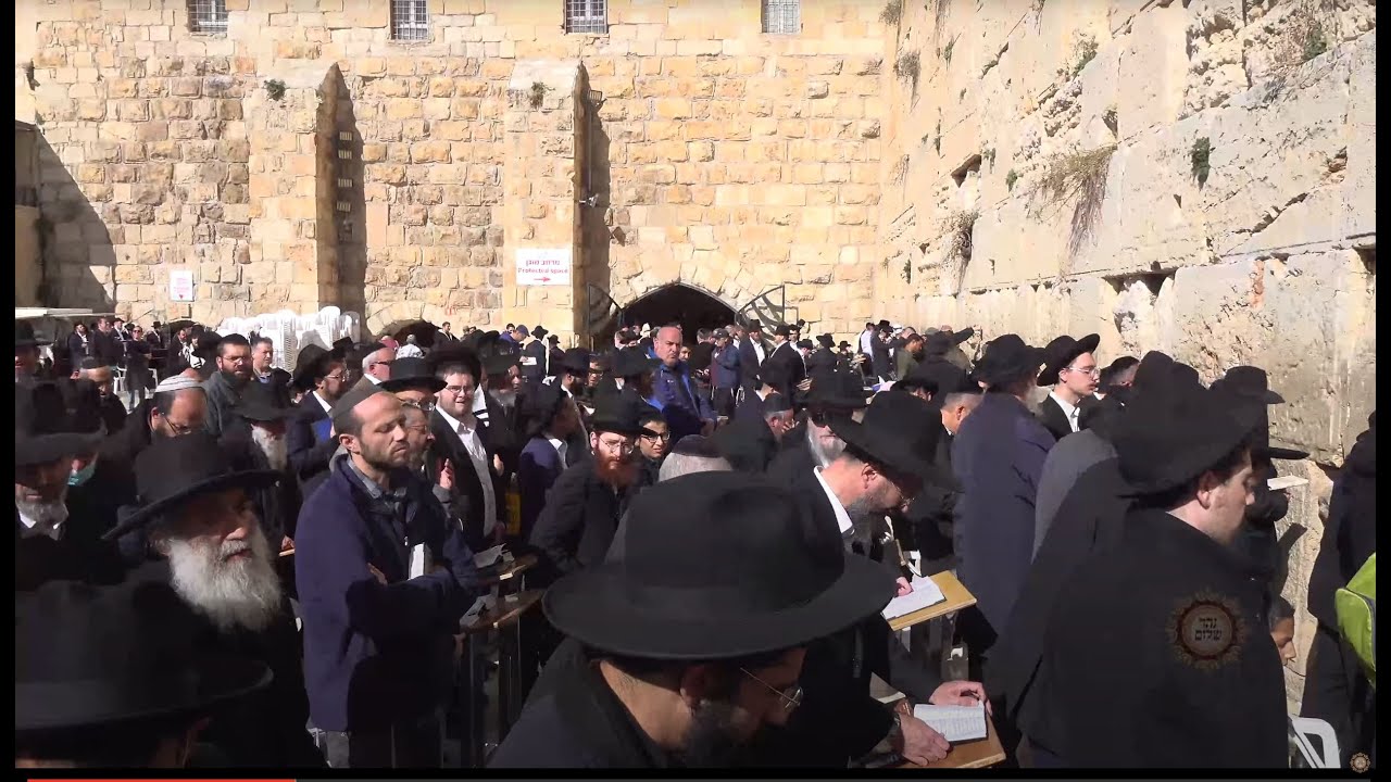 חרבות ברזל-צום עשרה בטבת סליחות בכותל המערבי לישועת עם ישראל, החיילים, והנעדרים, במעמד גדולי ישראל