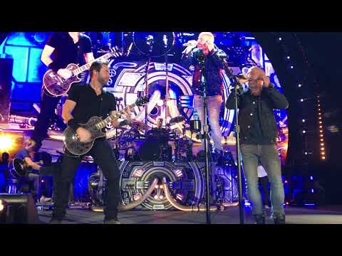 Nickelback and Chris Daughtry performing Savin Me