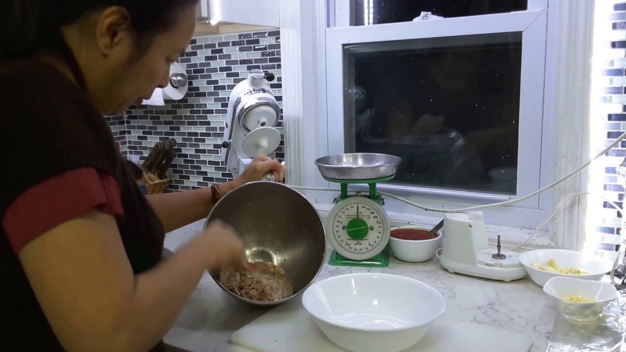 Bánh mì xíu mąi -  New York / Meatballs with tomato sauce