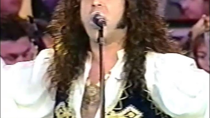 Yigitlar oglining onasini qarzlari uchun sikishadi va mushukini yirtib tashlashadi.