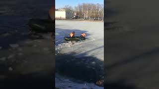 В городе Чудово погиб ребенок, который провалился под лед пруда