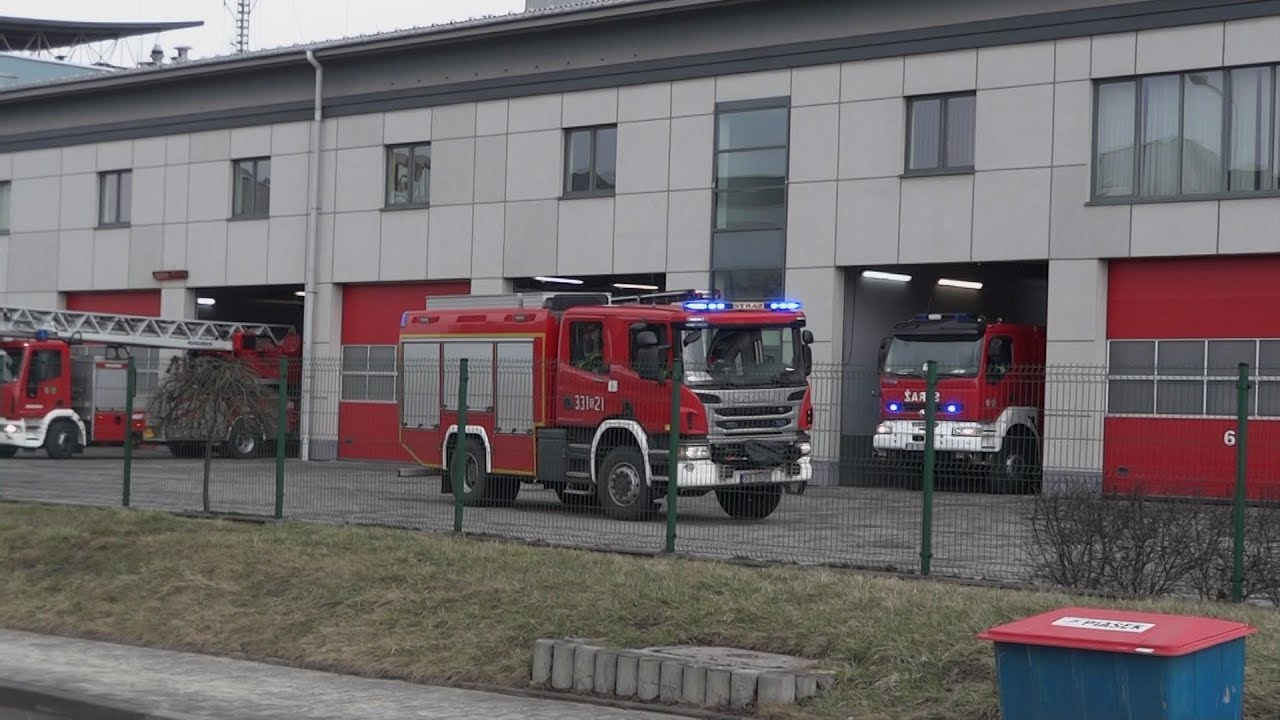 Pluton gaśniczy z JRG Nr 1 i Wojskowa Straż Pożarna alarmowo.