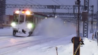 【雪をぶっ飛ばす】721系 快速エアポートが汽笛を鳴らして踏切を通過