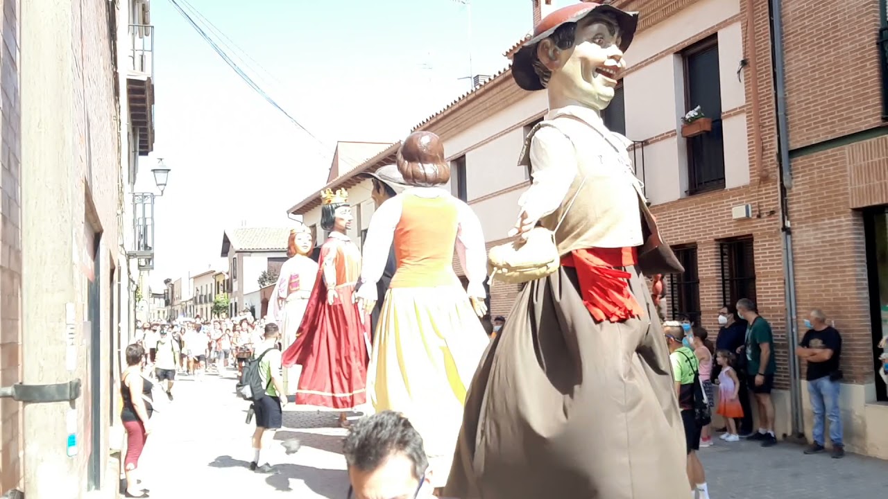 gigantes y cabezudos de Alcalá de henares,  día 22 de agosto 2021