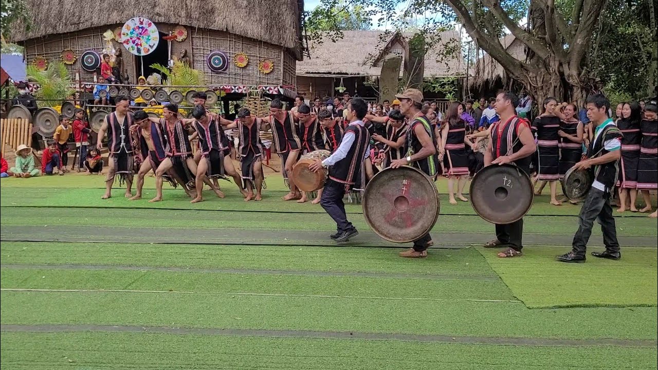 Cồng chiêng nét đẹp trai gái buôn làng..Grai Pleiku Gia Lai