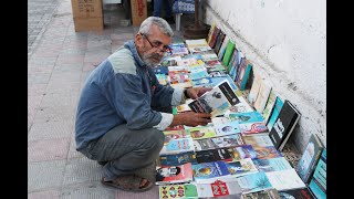 بيع الكتب على الرصيف بالقرب من الجامعات.. مهنة محمد ماضي التي تعبر عن حنينه الفطري للقراءة