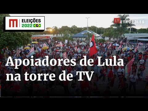 Eleitores de Lula começam a chegar na Torre para apuração dos votos