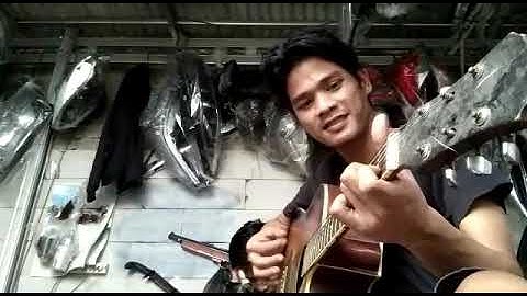 Keren banget suaranya mirip Ariel Noah ... YANG TERDALAM ...