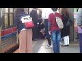 【車内トラブル】救急隊員と警察が誰かを取り押さえる