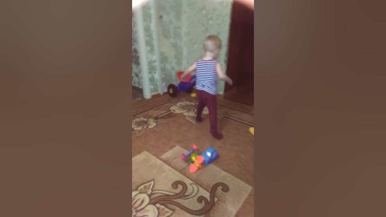 ребенок описался в штаны. ребенок обкакался описался. китайские штаны с дыркой для детей. ребенок обкакался описался. маленький ребенок обкакался.