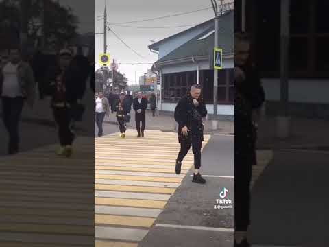 Моргенштерн идёт по улице с Джавидом