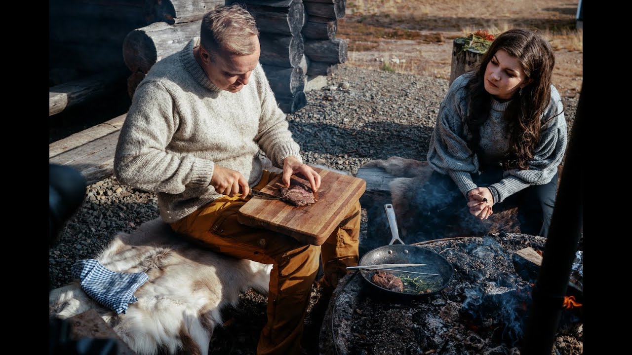 Erätulilla: Suvi Teräsniska ja Tero Mäntykangas valmistavat poron paahtopaistia