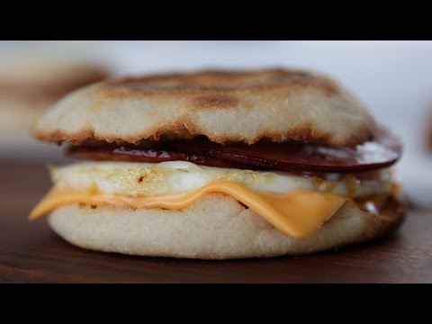 Video: Cách Làm Bánh Mì Kẹp Thịt McMuffin Như ở McDonald's
