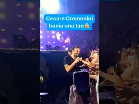 Cesare Cremonini bacia una fan 😱🤩