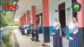 Menyanyikan Lagu Indonesia Raya sebagai wujud rasa nasionalisme kepada negara tercinta