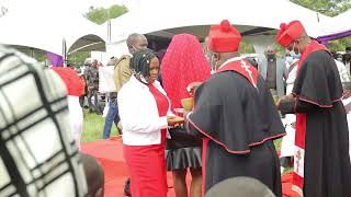 Archbishop Wangombe gukinya mathikoini na Muthee Kiengei kuinithia rwimbo rwake