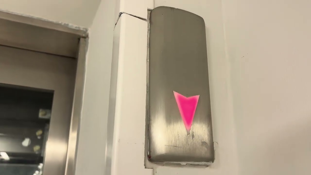 2005 OTIS Gen2 lift at Tesco Hornchurch