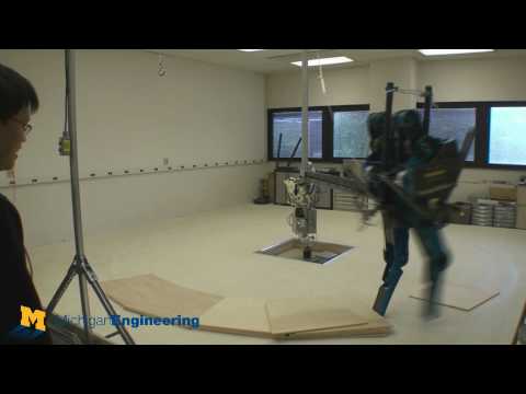 Video till Bipedal robot som rör sig i ojämn terräng