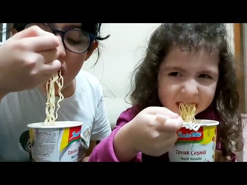 Zeynep Dila ve Esmanur Acılı Noodle Yedi