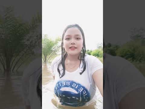 Tik tok Tante Gemoy mandi saat banjir#Shorts