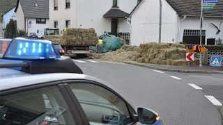 08.10.2015 - Traktor mit Heuballen kippt um