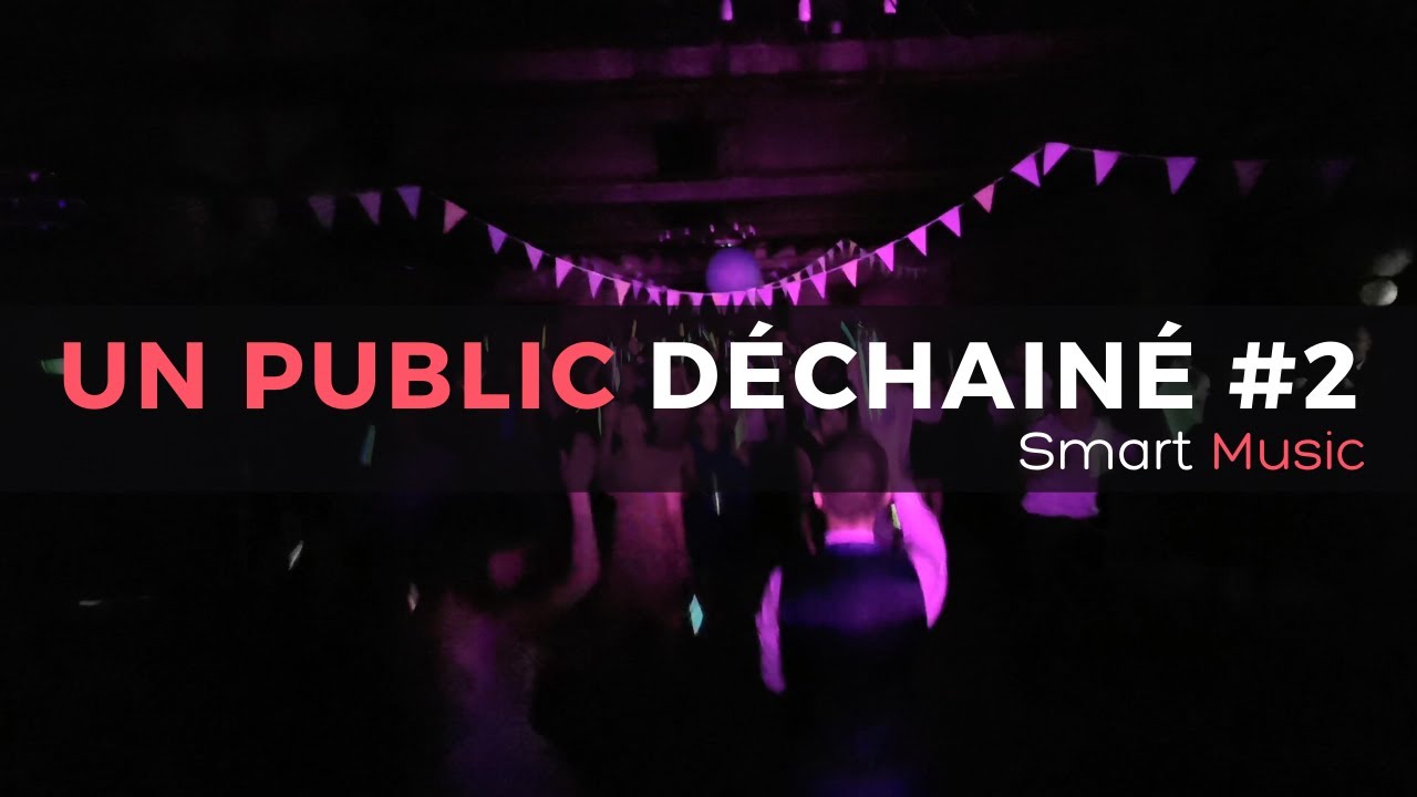 Public dansant lors d'une soirée animée par l'orchestre Smart Music