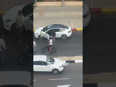 השניות שלאחר ניסיון החטיפה: לפי עדים שחזו במקרה שהתרחש בהוד השרון, הגבר ניסה למשוך בכח את הילדה לרכב