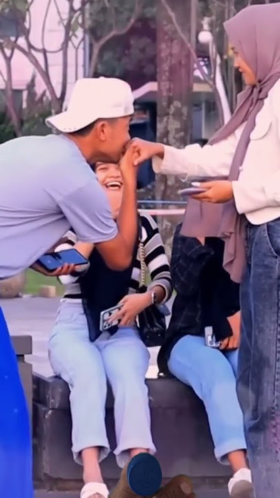 Prank Cium Tangan Ngakak #prank #ciumtangan #gabut #jilbab #ukhti