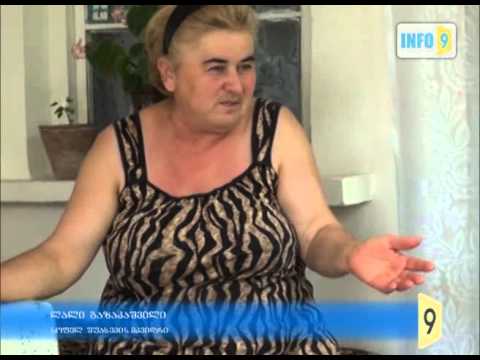 სამი მანქანა ხრეშით გაკეთებული გზა