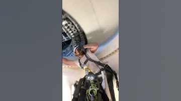 Binnenin een windturbine tijdens een storm - Angstaanjagend uitzicht vanaf de top