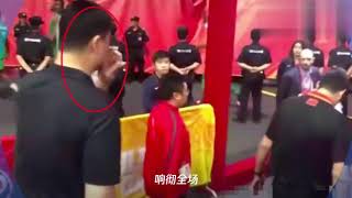 1万人高喊4分钟李楠下课姚明易建联两大义举主动为李楠解围