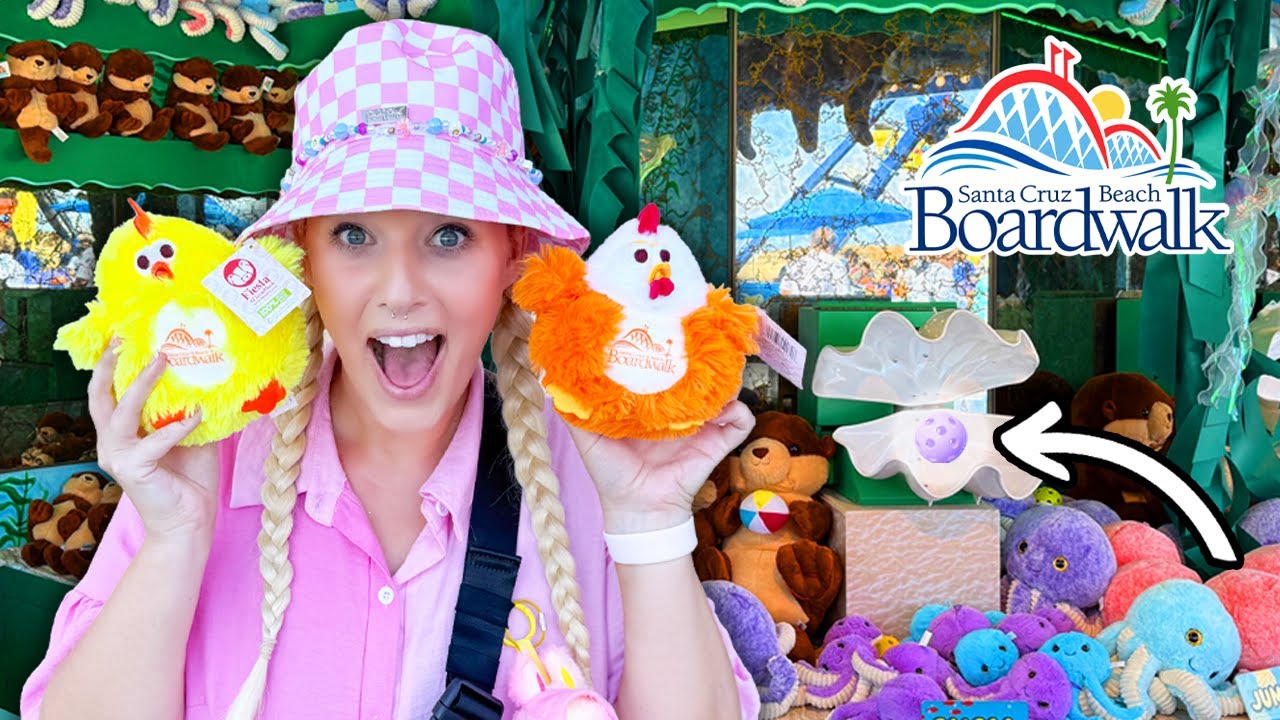 Выдача призов в карнавальных играх на набережной Санта-Круз-Бич
