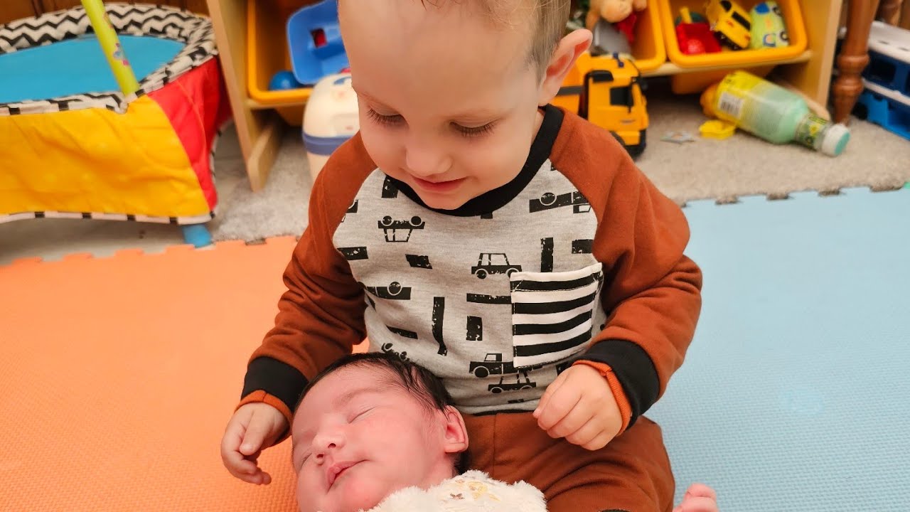 Cum a reactionat fratele la bebe? 2 under 2.! Meeting baby - sibling reaction
