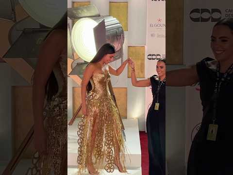 لازم حد يسندها بسبب الشراشيب فستان ذهبي ل مايان السيد بمهرجان الجونة السينمائي مهرجان الجونة