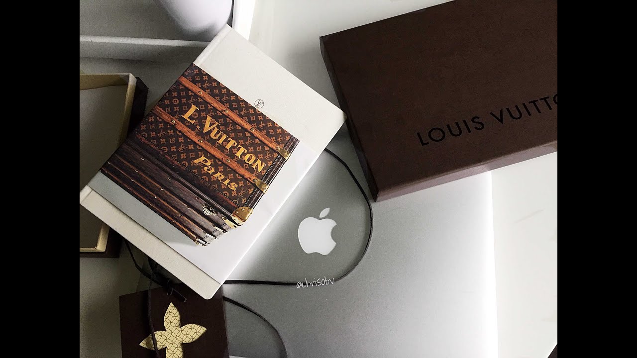 Sách Louis Vuitton The Spirit Of Travel  Ấn Bản Tiếng Anh  Sách và Văn  phòng phẩm  LOUIS VUITTON