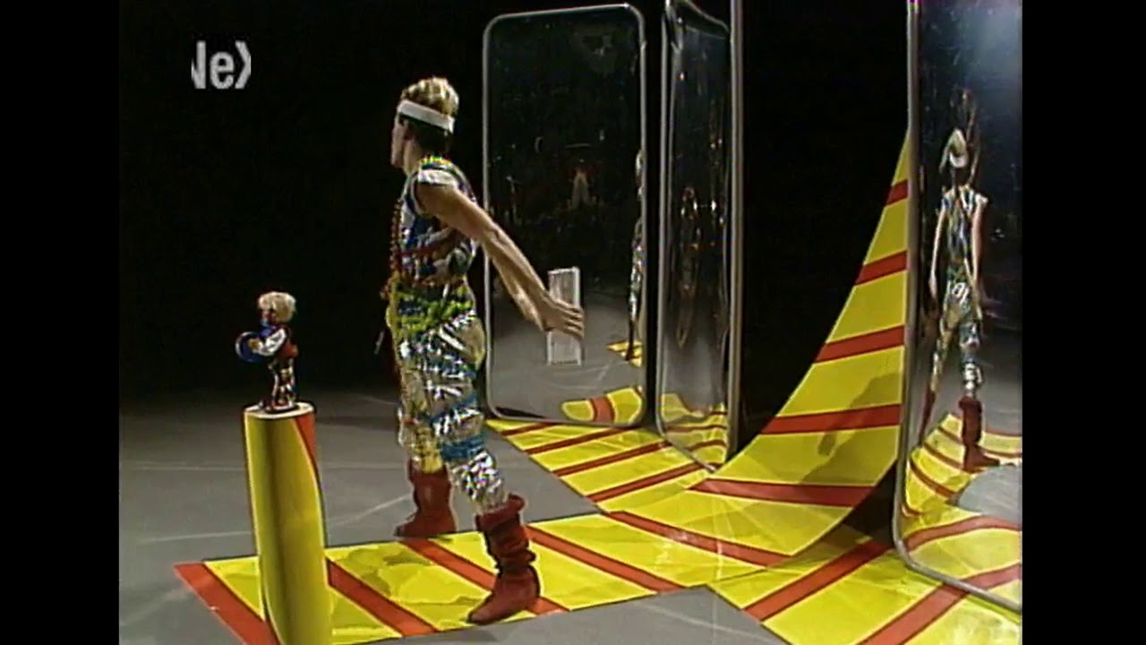 在 YouTube 上观看 Alberto Camerini - Tanz' Bambolina (Studio Performance '83)
