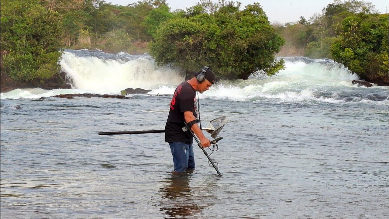 OLHA O OURO QUE ACHEI ABAIXO DA CACHOEIRA