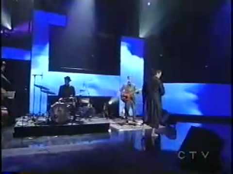 kd lang sings: "Hallelujah"