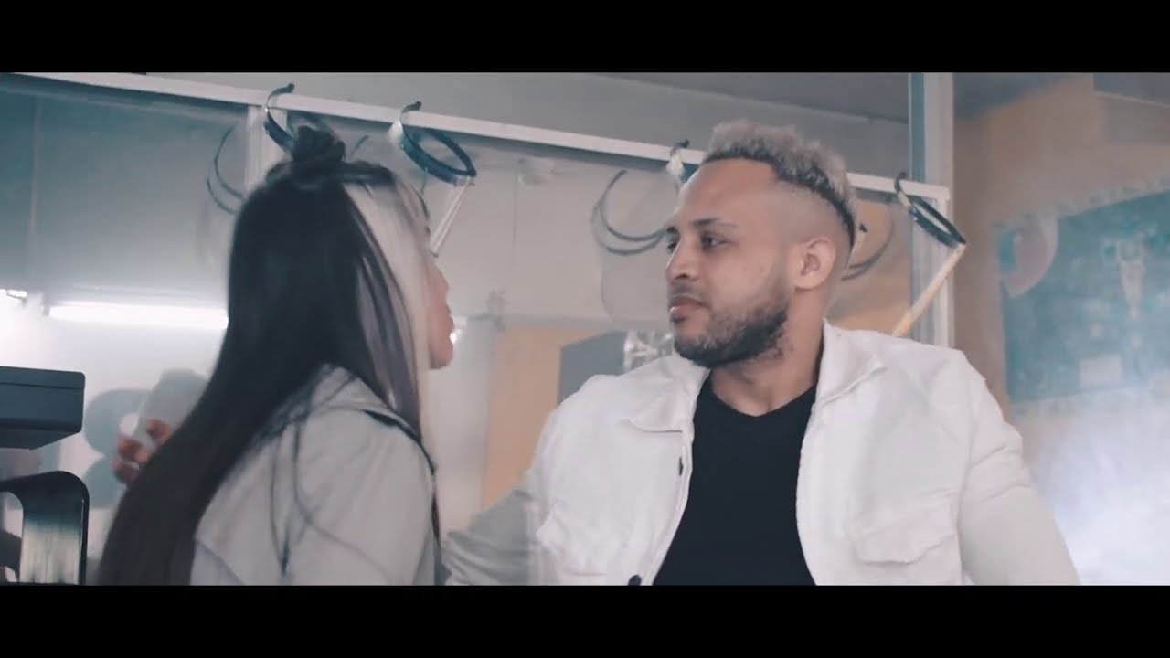 Belrich - En cuatro paredes (Video Oficial) - YouTube